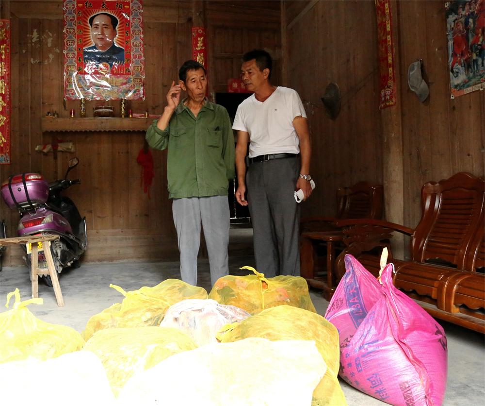 福建易順建筑工程有限公司“互動聯動、掛鉤幫扶”招沙甲村貧困戶捐贈儀式