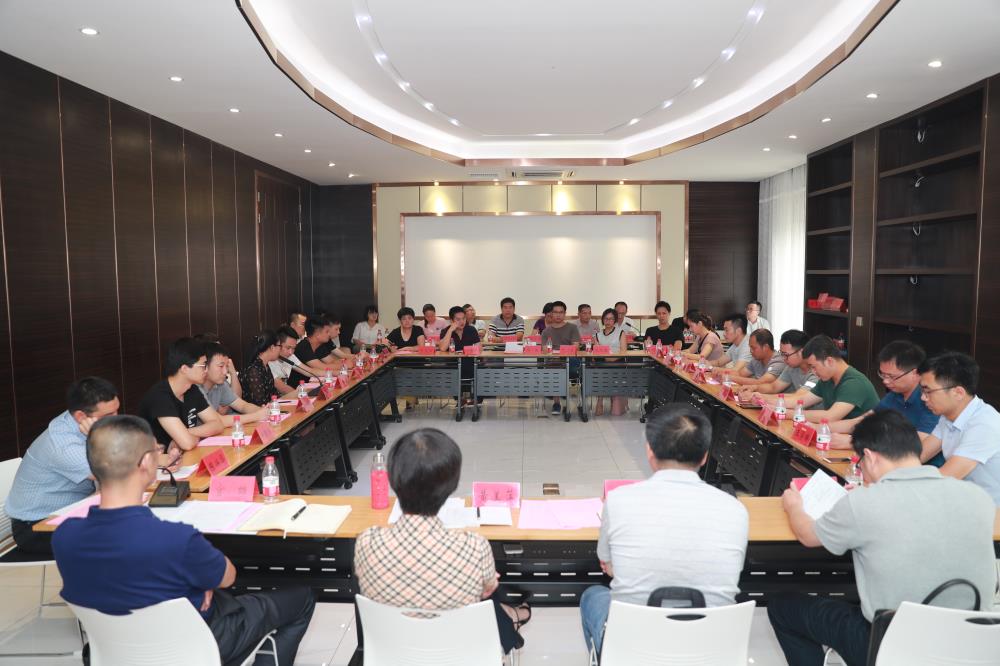 由（縣委常委、政法委書記）官雄主持、黃美萍（縣委書記）蘇建旗（縣長）參加“村企結(jié)對(duì)、真情幫扶”簽約授牌儀式、