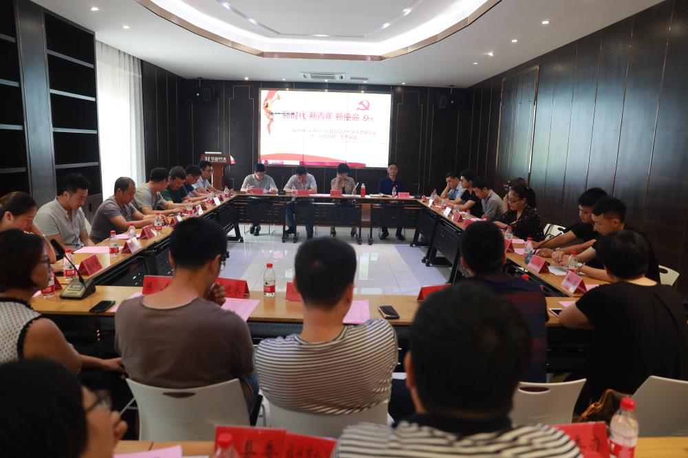 由（縣委常委、政法委書記）官雄主持、黃美萍（縣委書記）蘇建旗（縣長）參加“村企結(jié)對(duì)、真情幫扶”簽約授牌儀式、