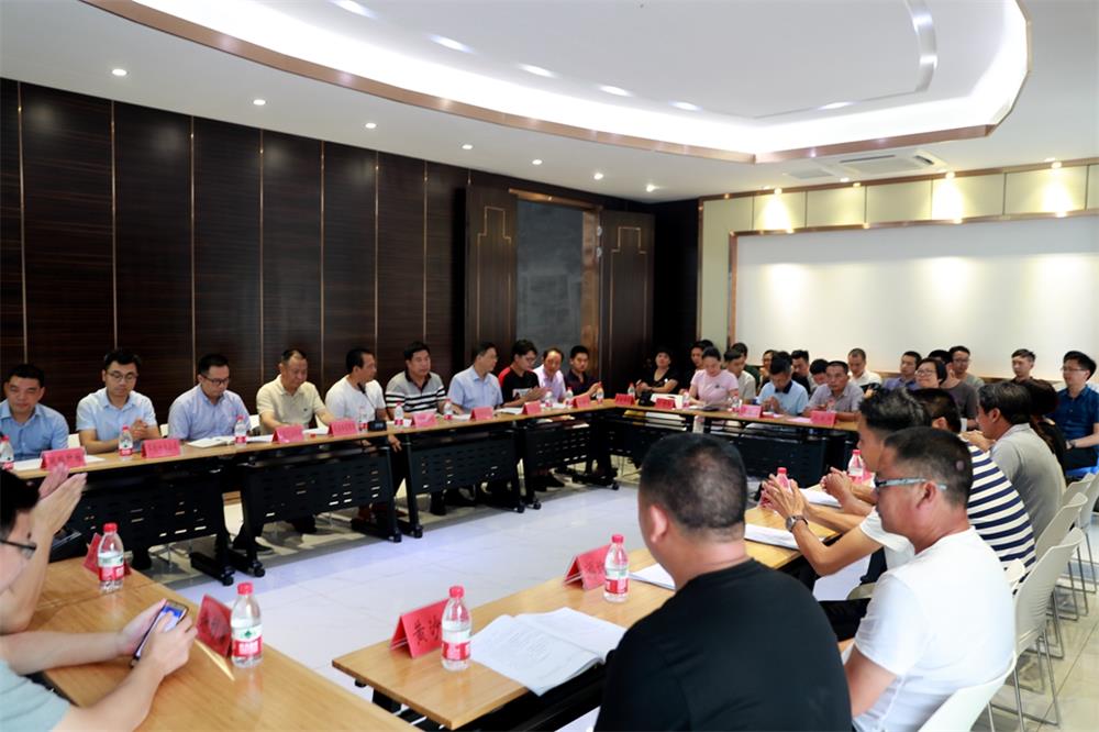 由（縣委常委、政法委書記）官雄主持、黃美萍（縣委書記）蘇建旗（縣長）參加“村企結(jié)對(duì)、真情幫扶”簽約授牌儀式、