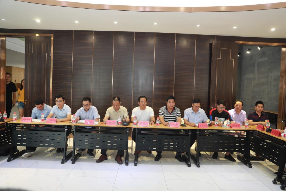 由（縣委常委、政法委書記）官雄主持、黃美萍（縣委書記）蘇建旗（縣長）參加“村企結(jié)對(duì)、真情幫扶”簽約授牌儀式、