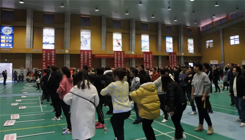 巾幗建功創偉業 和諧社會共創建 暨 慶“三八”第一屆“易順杯”拔河比賽